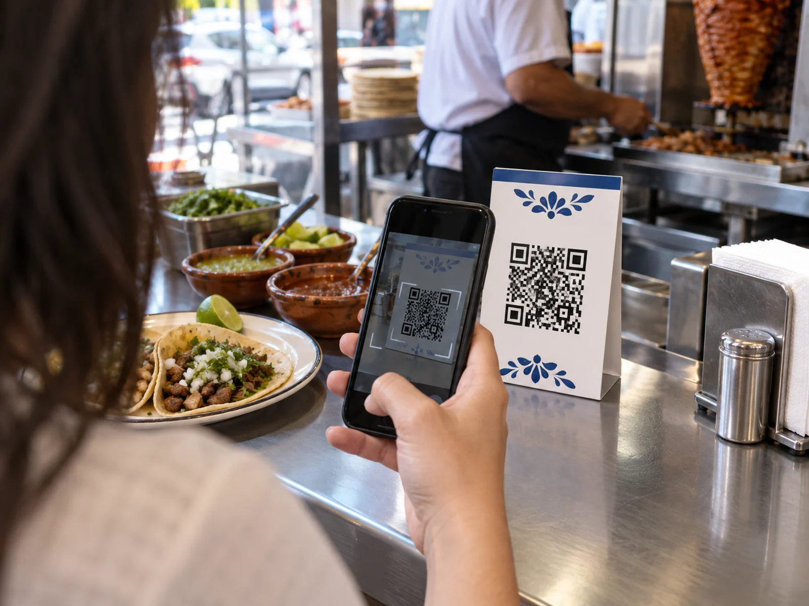 Cliente usando un código QR en un negocio local