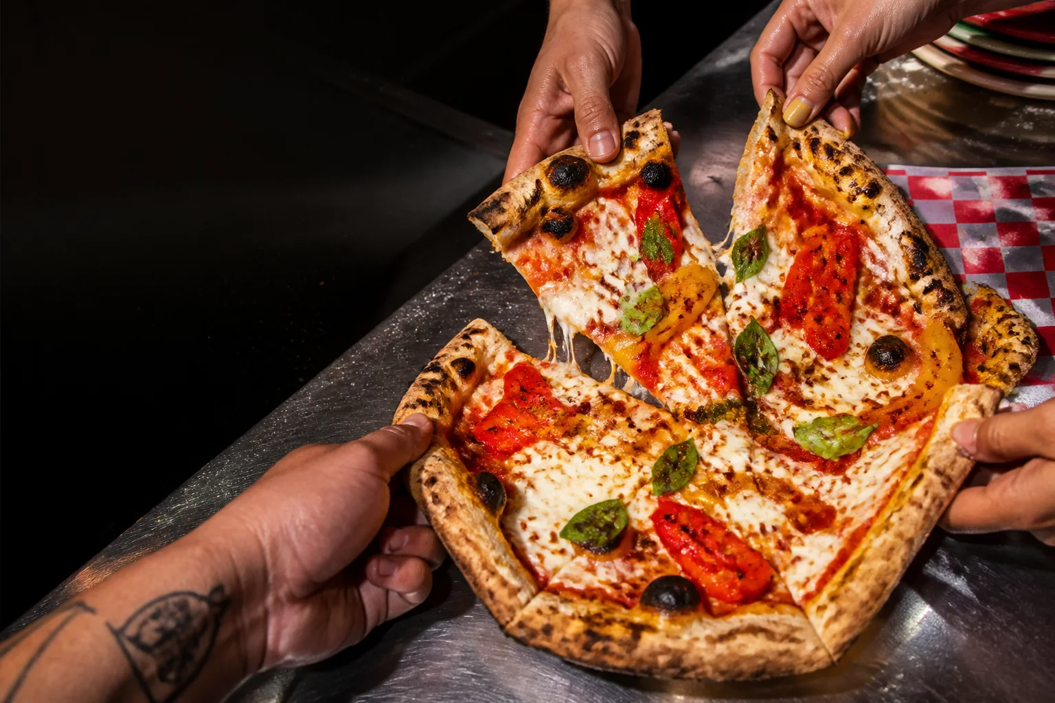 Amigos compartiendo una pizza artesanal recién horneada