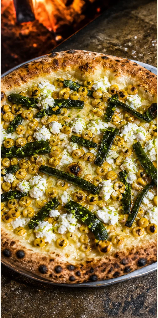 Pizza La Güera con elote tatemado, poblano y queso de cabra