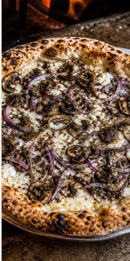 Pizza Nocturna con hongos, cebolla rostizada y trufa